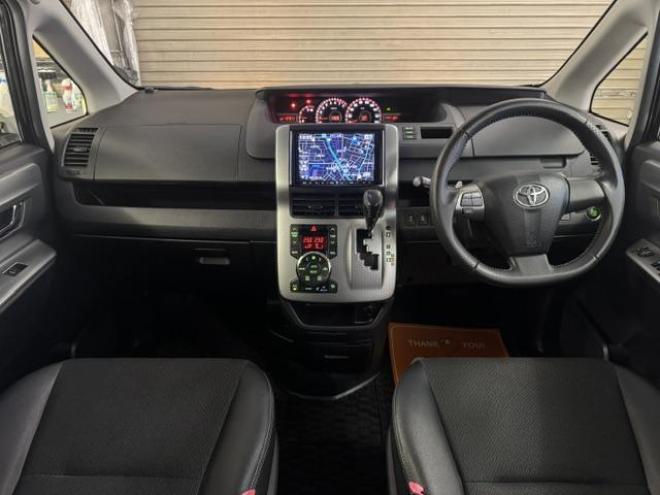 ヴォクシーＺＳ　キラメキＺ　本州仕入　禁煙車　アルパインリアフリップダウンモニター　アルパインナビ　地デジ　ＤＶＤ再生　Ｂｌｕｅｔｏｏｔｈオーディオ　バックカメラ　エンジンスターター　純正１６インチＡＷ　スタッドレスタイヤ付 4WD 2000 5Dr