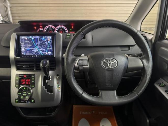 ヴォクシーＺＳ　キラメキＺ　本州仕入　禁煙車　アルパインリアフリップダウンモニター　アルパインナビ　地デジ　ＤＶＤ再生　Ｂｌｕｅｔｏｏｔｈオーディオ　バックカメラ　エンジンスターター　純正１６インチＡＷ　スタッドレスタイヤ付 4WD 2000 5Dr
