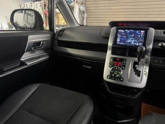 ヴォクシーＺＳ　キラメキＺ　本州仕入　禁煙車　アルパインリアフリップダウンモニター　アルパインナビ　地デジ　ＤＶＤ再生　Ｂｌｕｅｔｏｏｔｈオーディオ　バックカメラ　エンジンスターター　純正１６インチＡＷ　スタッドレスタイヤ付 4WD 2000 5Dr