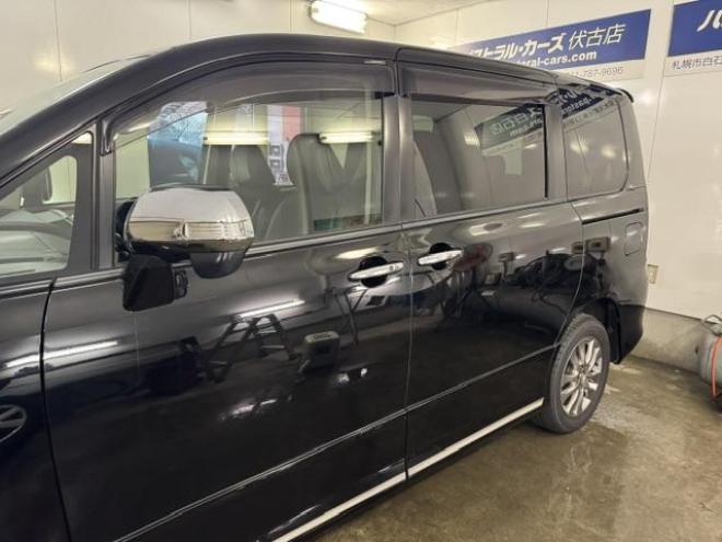 ヴォクシーＺＳ　キラメキＺ　本州仕入　禁煙車　アルパインリアフリップダウンモニター　アルパインナビ　地デジ　ＤＶＤ再生　Ｂｌｕｅｔｏｏｔｈオーディオ　バックカメラ　エンジンスターター　純正１６インチＡＷ　スタッドレスタイヤ付 4WD 2000 5Dr