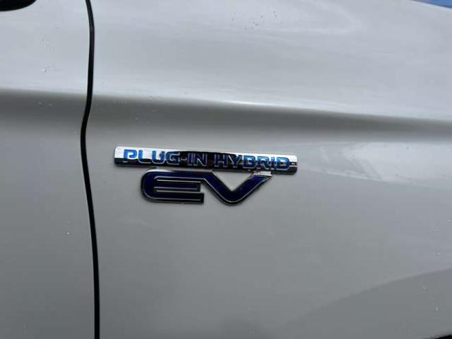 アウトランダーPHEV2.0 G プレミアムパッケージ 4WD　本革シート　ロックフォードプレミアムサウンドシステム　純正ナビ　フルセグTV　バックカメラ　クルーズコントロール　パドルシフト　衝突軽減システム　車線逸脱　AC100V　パワーバックドア　パワーシート 2000