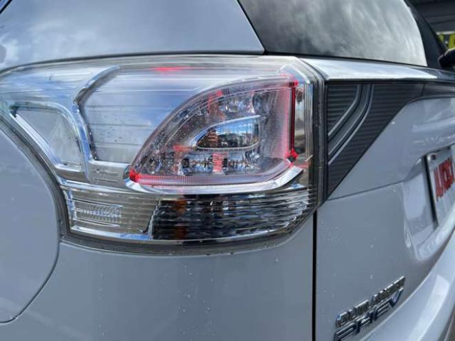 アウトランダーPHEV2.0 G プレミアムパッケージ 4WD　本革シート　ロックフォードプレミアムサウンドシステム　純正ナビ　フルセグTV　バックカメラ　クルーズコントロール　パドルシフト　衝突軽減システム　車線逸脱　AC100V　パワーバックドア　パワーシート 2000