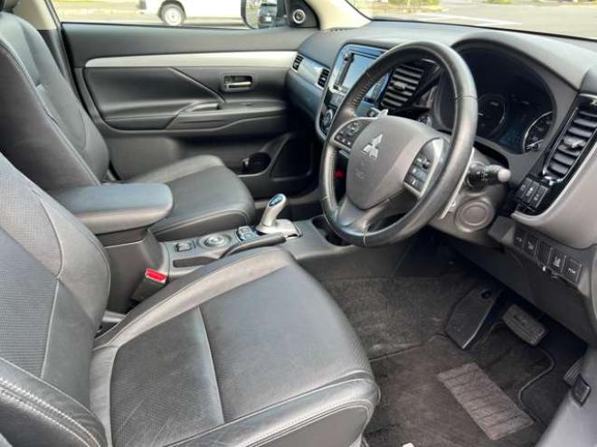 アウトランダーPHEV2.0 G プレミアムパッケージ 4WD　本革シート　ロックフォードプレミアムサウンドシステム　純正ナビ　フルセグTV　バックカメラ　クルーズコントロール　パドルシフト　衝突軽減システム　車線逸脱　AC100V　パワーバックドア　パワーシート 2000