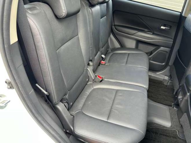 アウトランダーPHEV2.0 G プレミアムパッケージ 4WD　本革シート　ロックフォードプレミアムサウンドシステム　純正ナビ　フルセグTV　バックカメラ　クルーズコントロール　パドルシフト　衝突軽減システム　車線逸脱　AC100V　パワーバックドア　パワーシート 2000