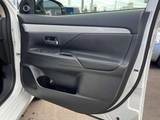 アウトランダーPHEV2.0 G プレミアムパッケージ 4WD　本革シート　ロックフォードプレミアムサウンドシステム　純正ナビ　フルセグTV　バックカメラ　クルーズコントロール　パドルシフト　衝突軽減システム　車線逸脱　AC100V　パワーバックドア　パワーシート 2000