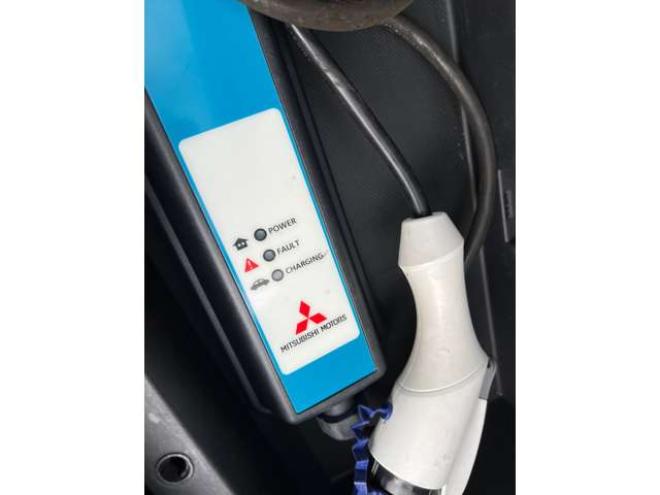 アウトランダーPHEV2.0 G プレミアムパッケージ 4WD　本革シート　ロックフォードプレミアムサウンドシステム　純正ナビ　フルセグTV　バックカメラ　クルーズコントロール　パドルシフト　衝突軽減システム　車線逸脱　AC100V　パワーバックドア　パワーシート 2000