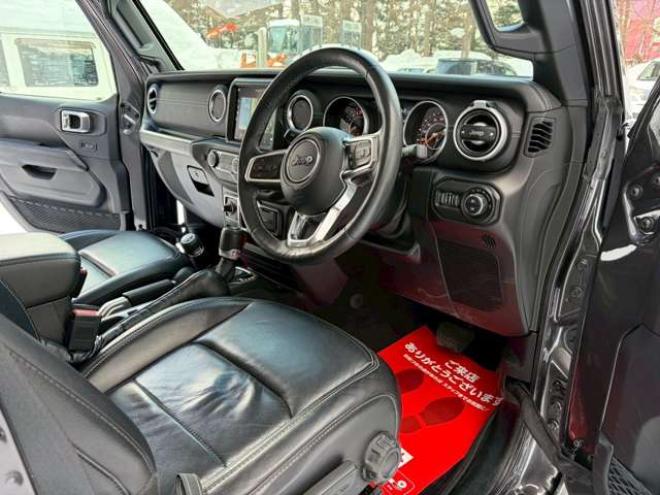 ラングラーアンリミテッド サハラ 3.6L 4WD　グラナイトグレー　エアコン　クルコン　パワステ　パワーウィンドウ　フロントカメラ　バックカメラ　キーレスエントリー　アルミホイール　ABS　横滑り防止装置　盗難防止装置　フルセグTV 正規輸入車 3600