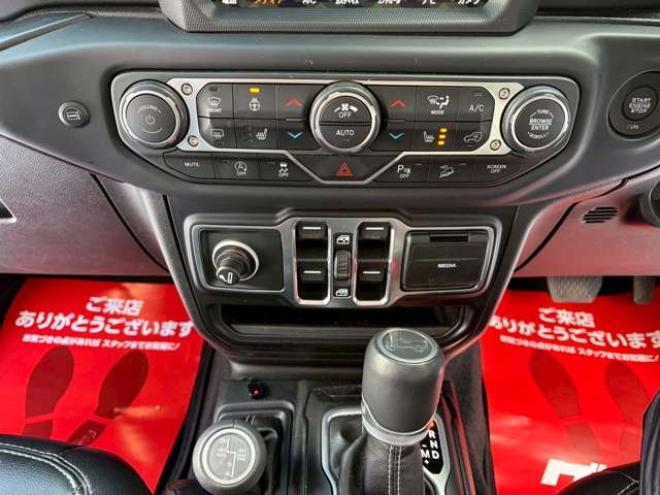 ラングラーアンリミテッド サハラ 3.6L 4WD　グラナイトグレー　エアコン　クルコン　パワステ　パワーウィンドウ　フロントカメラ　バックカメラ　キーレスエントリー　アルミホイール　ABS　横滑り防止装置　盗難防止装置　フルセグTV 正規輸入車 3600