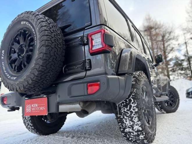 ラングラーアンリミテッド サハラ 3.6L 4WD　グラナイトグレー　エアコン　クルコン　パワステ　パワーウィンドウ　フロントカメラ　バックカメラ　キーレスエントリー　アルミホイール　ABS　横滑り防止装置　盗難防止装置　フルセグTV 正規輸入車 3600