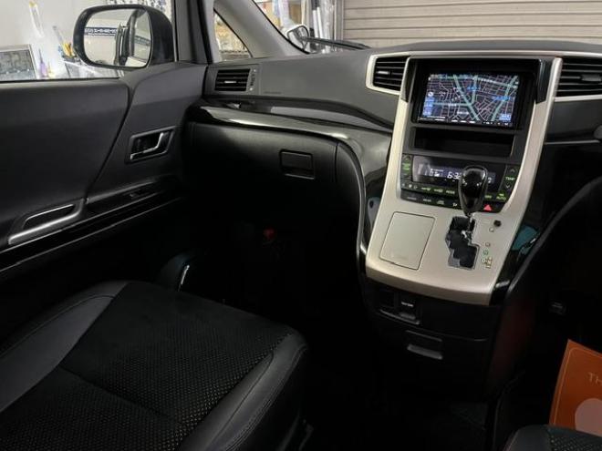 ヴェルファイア２．４Ｚ　ゴールデンアイズII　本州仕入　ワンオーナー　最終後期型　禁煙車　純正ブラックハーフレザーシート　ストラーダナビ　地デジ　ＤＶＤ再生　Ｂｌｕｅｔｏｏｔｈ　リアフリップダウンモニター　両側パワースライドドア　パワーバックドア 4WD 2400 5Dr