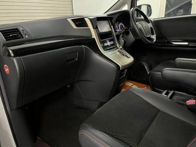 ヴェルファイア２．４Ｚ　ゴールデンアイズII　本州仕入　ワンオーナー　最終後期型　禁煙車　純正ブラックハーフレザーシート　ストラーダナビ　地デジ　ＤＶＤ再生　Ｂｌｕｅｔｏｏｔｈ　リアフリップダウンモニター　両側パワースライドドア　パワーバックドア 4WD 2400 5Dr