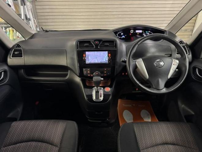 セレナハイウェイスター　Ｖセレクション＋セーフティ　寒冷地仕様　禁煙車　エマージェンシーブレーキ　車線逸脱警報　両側パワースライドドア　純正１５ＡＷ　社外１５ＡＷ＋スタッドレスタイヤ付　純正ナビ　地デジ　Ｂｌｕｅｔｏｏｔｈ　リアフリップダウンモニター 4WD 2000 5Dr