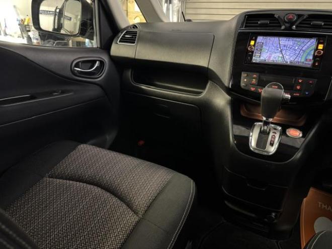 セレナハイウェイスター　Ｖセレクション＋セーフティ　寒冷地仕様　禁煙車　エマージェンシーブレーキ　車線逸脱警報　両側パワースライドドア　純正１５ＡＷ　社外１５ＡＷ＋スタッドレスタイヤ付　純正ナビ　地デジ　Ｂｌｕｅｔｏｏｔｈ　リアフリップダウンモニター 4WD 2000 5Dr