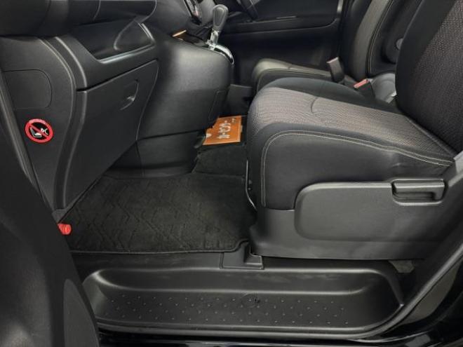セレナハイウェイスター　Ｖセレクション＋セーフティ　寒冷地仕様　禁煙車　エマージェンシーブレーキ　車線逸脱警報　両側パワースライドドア　純正１５ＡＷ　社外１５ＡＷ＋スタッドレスタイヤ付　純正ナビ　地デジ　Ｂｌｕｅｔｏｏｔｈ　リアフリップダウンモニター 4WD 2000 5Dr