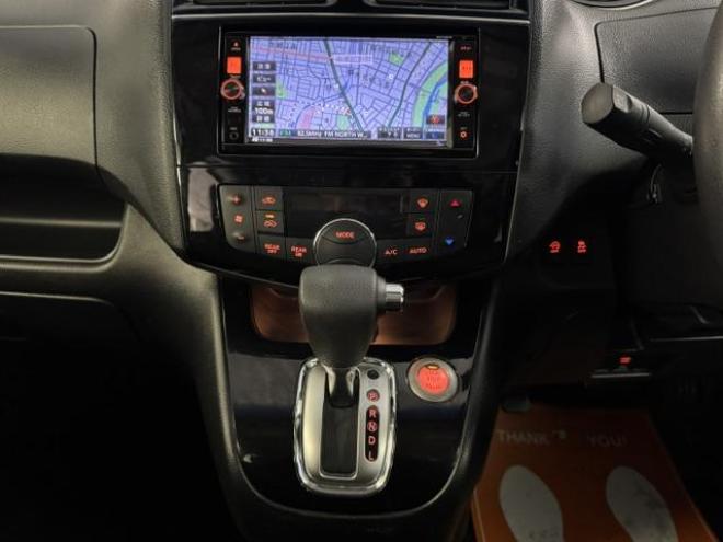 セレナハイウェイスター　Ｖセレクション＋セーフティ　寒冷地仕様　禁煙車　エマージェンシーブレーキ　車線逸脱警報　両側パワースライドドア　純正１５ＡＷ　社外１５ＡＷ＋スタッドレスタイヤ付　純正ナビ　地デジ　Ｂｌｕｅｔｏｏｔｈ　リアフリップダウンモニター 4WD 2000 5Dr