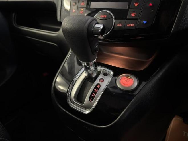セレナハイウェイスター　Ｖセレクション＋セーフティ　寒冷地仕様　禁煙車　エマージェンシーブレーキ　車線逸脱警報　両側パワースライドドア　純正１５ＡＷ　社外１５ＡＷ＋スタッドレスタイヤ付　純正ナビ　地デジ　Ｂｌｕｅｔｏｏｔｈ　リアフリップダウンモニター 4WD 2000 5Dr