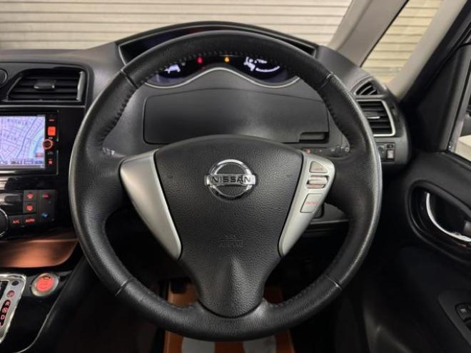 セレナハイウェイスター　Ｖセレクション＋セーフティ　寒冷地仕様　禁煙車　エマージェンシーブレーキ　車線逸脱警報　両側パワースライドドア　純正１５ＡＷ　社外１５ＡＷ＋スタッドレスタイヤ付　純正ナビ　地デジ　Ｂｌｕｅｔｏｏｔｈ　リアフリップダウンモニター 4WD 2000 5Dr