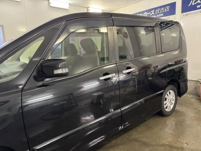 セレナハイウェイスター　Ｖセレクション＋セーフティ　寒冷地仕様　禁煙車　エマージェンシーブレーキ　車線逸脱警報　両側パワースライドドア　純正１５ＡＷ　社外１５ＡＷ＋スタッドレスタイヤ付　純正ナビ　地デジ　Ｂｌｕｅｔｏｏｔｈ　リアフリップダウンモニター 4WD 2000 5Dr