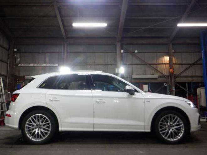 アウディQ5 2.0 TFSI クワトロ スポーツ ラグジュアリーパッケージ 4WD　本州仕入・Sライン・エクステリアパッケージ・ナビ・TV・B/T・全方位カメラ・革シート・電動シート・電動リアゲート・シートヒーター・LEDヘッドライト・バーチャルコックピット・ETC・ACC・ルーフレール 2000