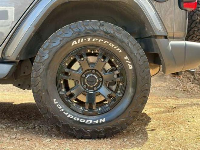 ラングラーアンリミテッド サハラ 3.6L 4WD　グラナイトグレー　エアコン　クルコン　パワステ　パワーウィンドウ　フロントカメラ　バックカメラ　キーレスエントリー　アルミホイール　ABS　横滑り防止装置　盗難防止装置　フルセグTV 正規輸入車 3600