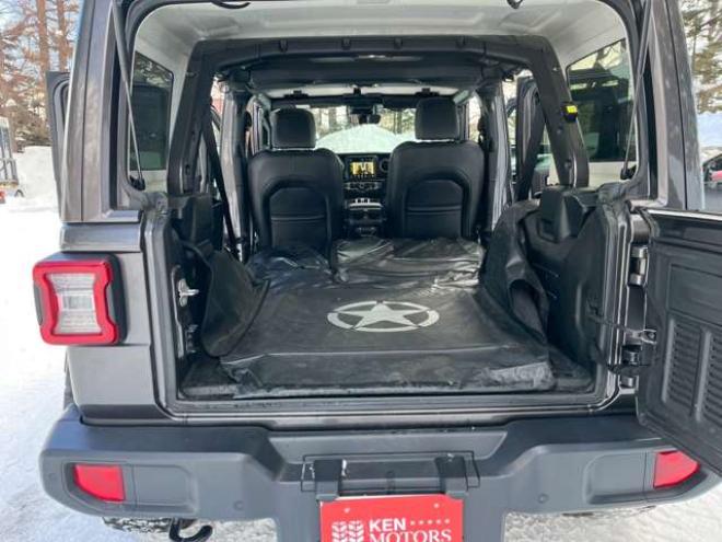 ラングラーアンリミテッド サハラ 3.6L 4WD　グラナイトグレー　エアコン　クルコン　パワステ　パワーウィンドウ　フロントカメラ　バックカメラ　キーレスエントリー　アルミホイール　ABS　横滑り防止装置　盗難防止装置　フルセグTV 正規輸入車 3600