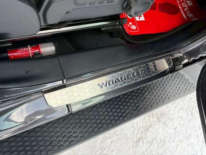 ラングラーアンリミテッド サハラ 3.6L 4WD　グラナイトグレー　エアコン　クルコン　パワステ　パワーウィンドウ　フロントカメラ　バックカメラ　キーレスエントリー　アルミホイール　ABS　横滑り防止装置　盗難防止装置　フルセグTV 正規輸入車 3600