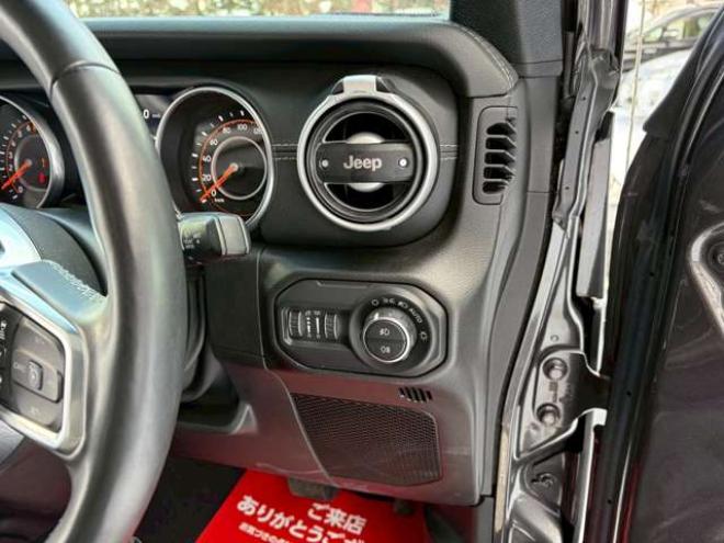 ラングラーアンリミテッド サハラ 3.6L 4WD　グラナイトグレー　エアコン　クルコン　パワステ　パワーウィンドウ　フロントカメラ　バックカメラ　キーレスエントリー　アルミホイール　ABS　横滑り防止装置　盗難防止装置　フルセグTV 正規輸入車 3600