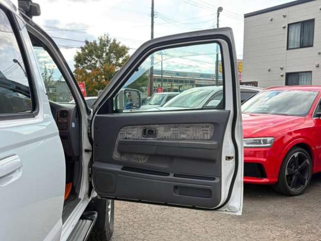 ダットサン2.4 AXリミテッド ダブルキャブ 4WD　ハードトノカバー　車検9年6　オートマ 2400