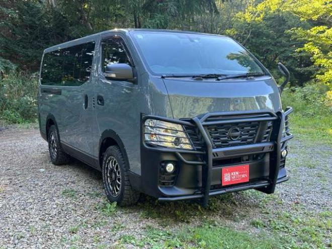 キャラバンNV350 2.5 プレミアムGX ロングボディ ディーゼルターボ 4WD　ABS　衝突軽減ブレーキ　横滑防止装置　盗難防止装置　エアコン　パワステ　パワーウィンドウ　キーレス　片側スライドドア　フォグランプ　ETC　エアバッグ　オリジナル全塗装アンビルグレー　フロントグリル 2500