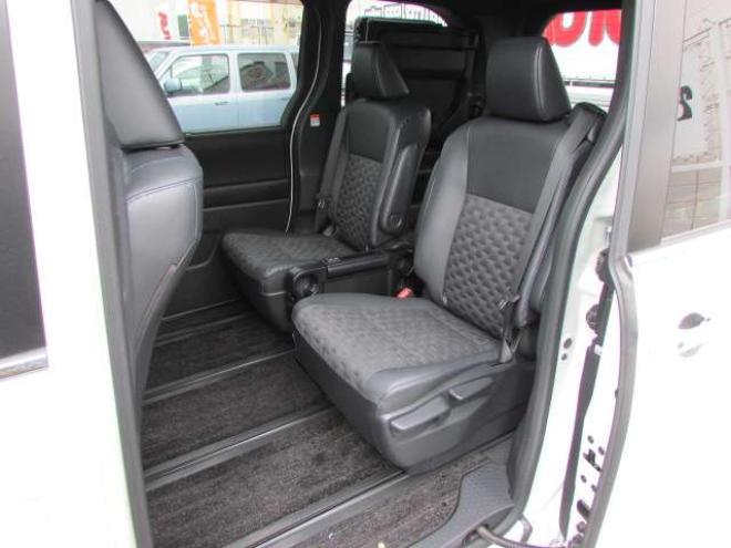 ヴォクシー2.0 S-Z 4WD　GRエアロ/WORK20インチアルミホイール/RSR車高調/純正ナビ/フルセグTV/バックカメラ/両側パワースライドドア/レーダークルーズコントロール/純正フリップダウンモニター/ビルトインETC 2000