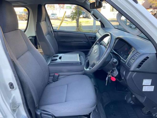 レジアスエース3.0 DX ロングボディ GLパッケージ ディーゼルターボ 4WD　ディーゼルターボ4WD　社外ナビフルセグTV　バックカメラ　ETC　リアヒーター&クーラー　後席小窓 3000