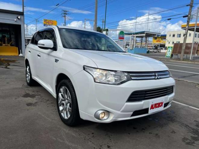 アウトランダーPHEV2.0 G プレミアムパッケージ 4WD　本革シート　ロックフォードプレミアムサウンドシステム　純正ナビ　フルセグTV　バックカメラ　クルーズコントロール　パドルシフト　衝突軽減システム　車線逸脱　AC100V　パワーバックドア　パワーシート 2000