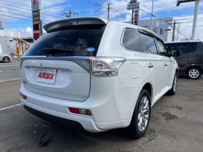 アウトランダーPHEV2.0 G プレミアムパッケージ 4WD　本革シート　ロックフォードプレミアムサウンドシステム　純正ナビ　フルセグTV　バックカメラ　クルーズコントロール　パドルシフト　衝突軽減システム　車線逸脱　AC100V　パワーバックドア　パワーシート 2000