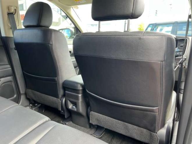 アウトランダーPHEV2.0 G プレミアムパッケージ 4WD　本革シート　ロックフォードプレミアムサウンドシステム　純正ナビ　フルセグTV　バックカメラ　クルーズコントロール　パドルシフト　衝突軽減システム　車線逸脱　AC100V　パワーバックドア　パワーシート 2000