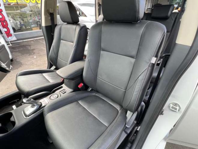 アウトランダーPHEV2.0 G プレミアムパッケージ 4WD　本革シート　ロックフォードプレミアムサウンドシステム　純正ナビ　フルセグTV　バックカメラ　クルーズコントロール　パドルシフト　衝突軽減システム　車線逸脱　AC100V　パワーバックドア　パワーシート 2000