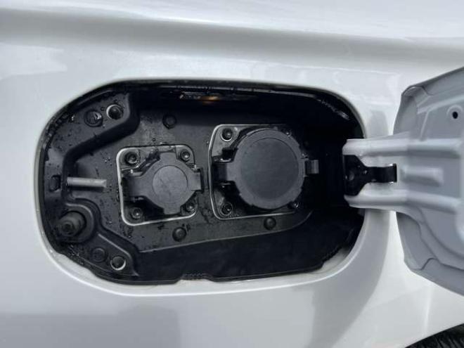 アウトランダーPHEV2.0 G プレミアムパッケージ 4WD　本革シート　ロックフォードプレミアムサウンドシステム　純正ナビ　フルセグTV　バックカメラ　クルーズコントロール　パドルシフト　衝突軽減システム　車線逸脱　AC100V　パワーバックドア　パワーシート 2000