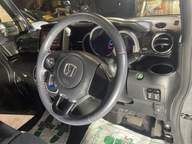 N-BOXカスタム Ｇ ＳＳパッケージ ４ＷＤ ナビ ＴＶ Ｒカメラ パワーウインドウ 助手席エアバッグ キーレス エアバッグ フルオートエアコン 横滑り防止 ベンチシート 盗難防止システム アイドリングストップ スマ－トキ－（北海道） 4WD 660 5Dr