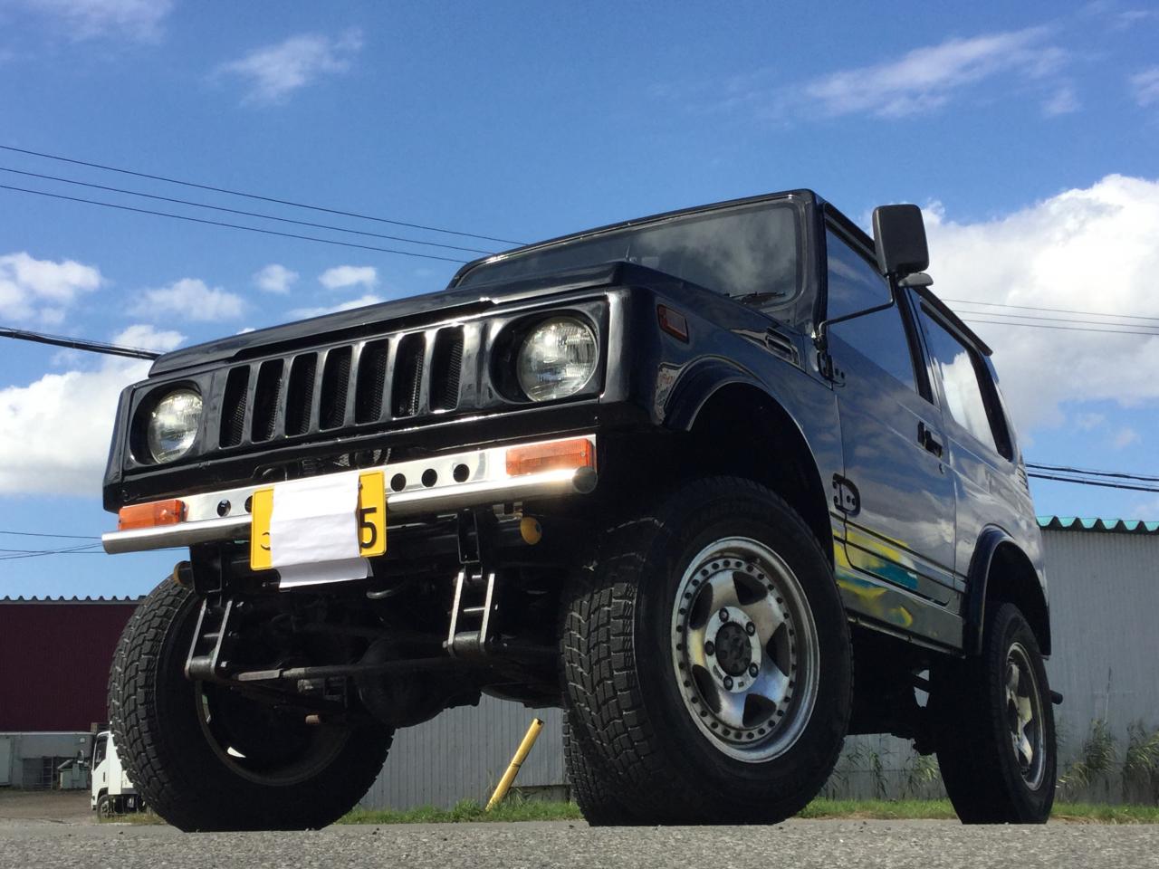 JIMNYサビ少ない！ 全塗装したて、ビカビカ車！下回りも、サビ少ない！ボディリフト！  外シャックル！  社外グリル！  車検満タン！  ワイルドウインド！ 4WD 660 3Dr