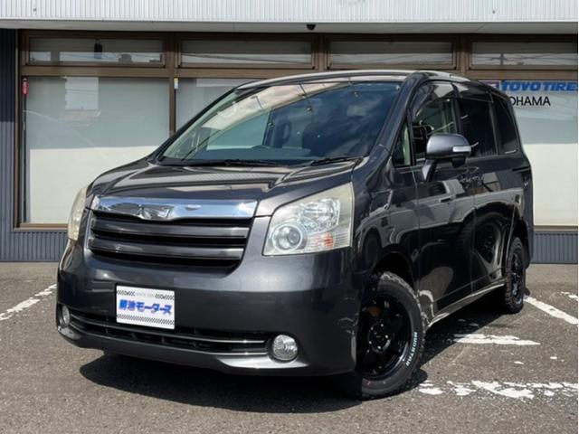 NOAHＸ　４ＷＤ　夏冬タイヤ付　新品マットタイヤ　新品アルミホイール　サンシェード　遮光・ＵＶカット１０Ｐセット　ＨＤＤナビ　ＤＶＤ視聴　キーレス　車中泊仕様　ＥＴＣ　スライドドア　リアヒーター　寒冷地仕様 4WD 2000 5Dr