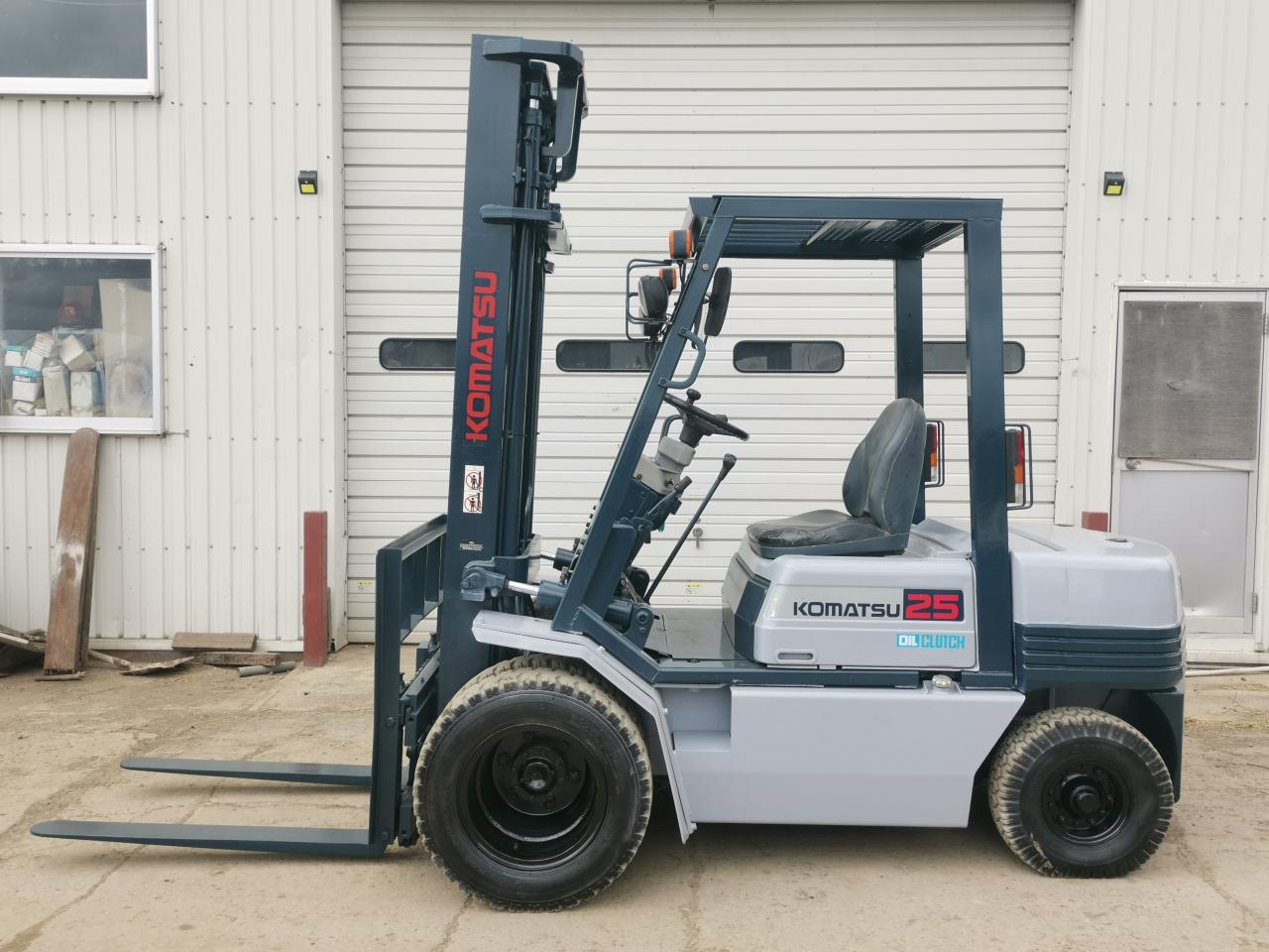 コマツ フォーク リフト 2.5 トン ディーゼル FD25T-16 2008 年。