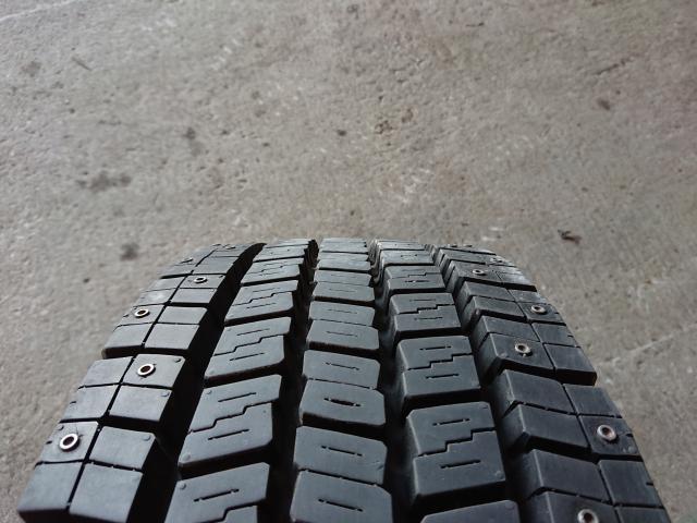 札幌のトラック用スパイクタイヤ DUNLOP SP062 215/70R17.5 123/121J 6
