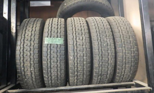 夏タイヤ BS M804 215/70R17.5