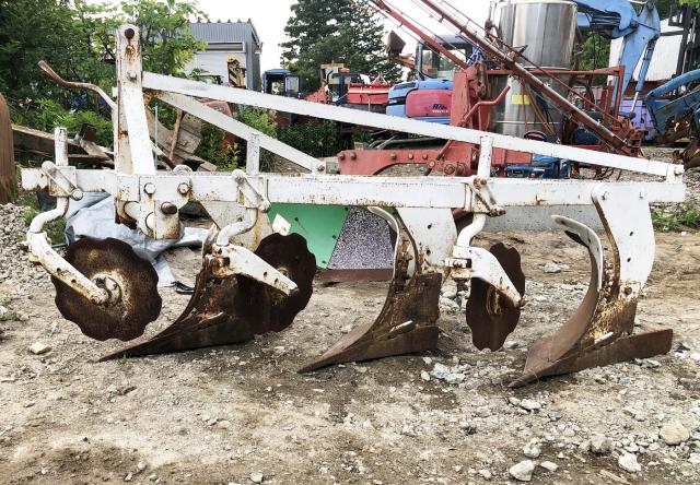 ★★ スガノ 中古プラウ（3連） ★★　全長 約2500mm / 高さ　約1190mm / 横幅：約1600mm 