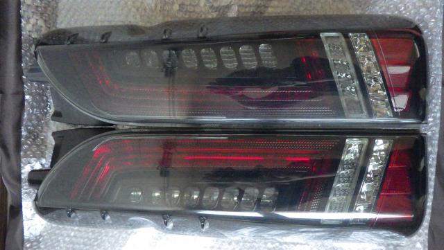 ハイエース２００系 415COBRA LIGHT SABER PRESTIGE スモークLEDテール　