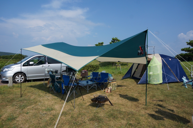 キャンプ場に建てられたドームテントとタープテント