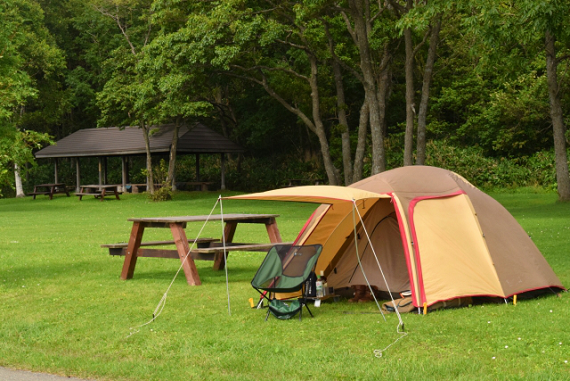 キャンプ場に建てられたテント