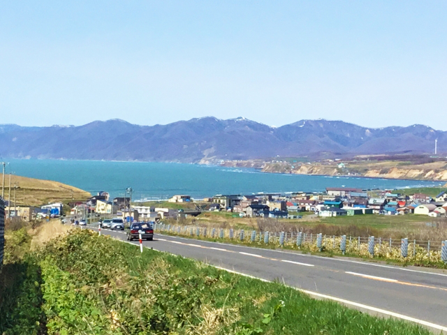 海が見える厚田の道路