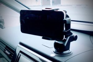 スマホホルダーの車への取り付けは法律違反？OK・NGのケースを解説