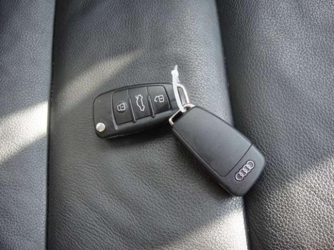 アウディA6アバント 3.2 FSI クワトロ 4WD　ブラックレザー 正規輸入車 3100 5Dr