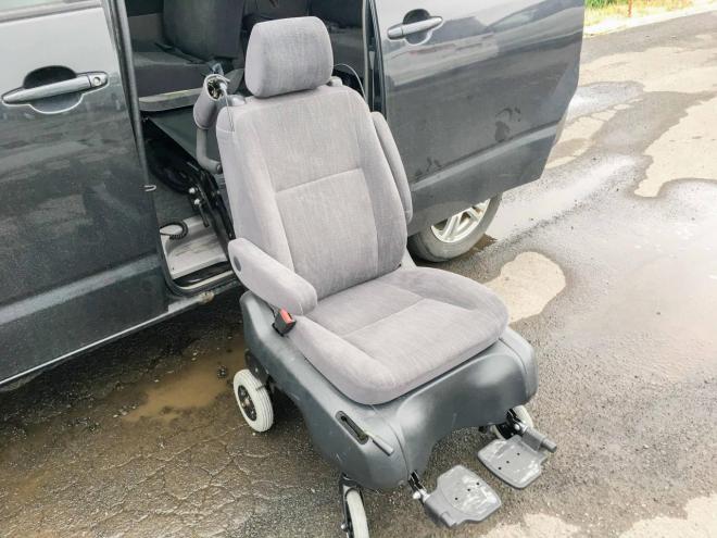 ノアＸ　Ｖセレクション　４ＷＤ　禁煙車　寒冷地　１年保証　福祉車 4WD